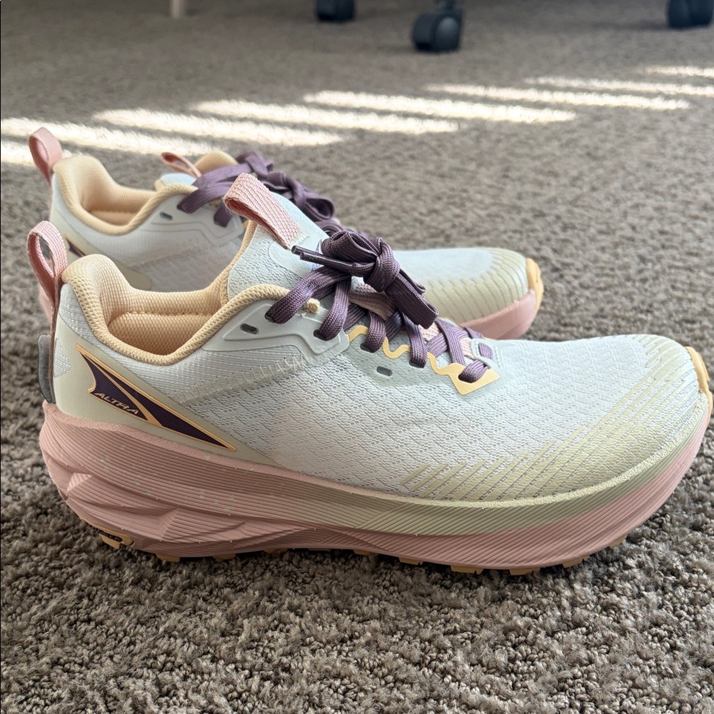 Altra Women's Wild 2 NEW size 6